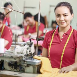 costurera-fabrica-textil-sonriendo-mientras-cose_8595-9533